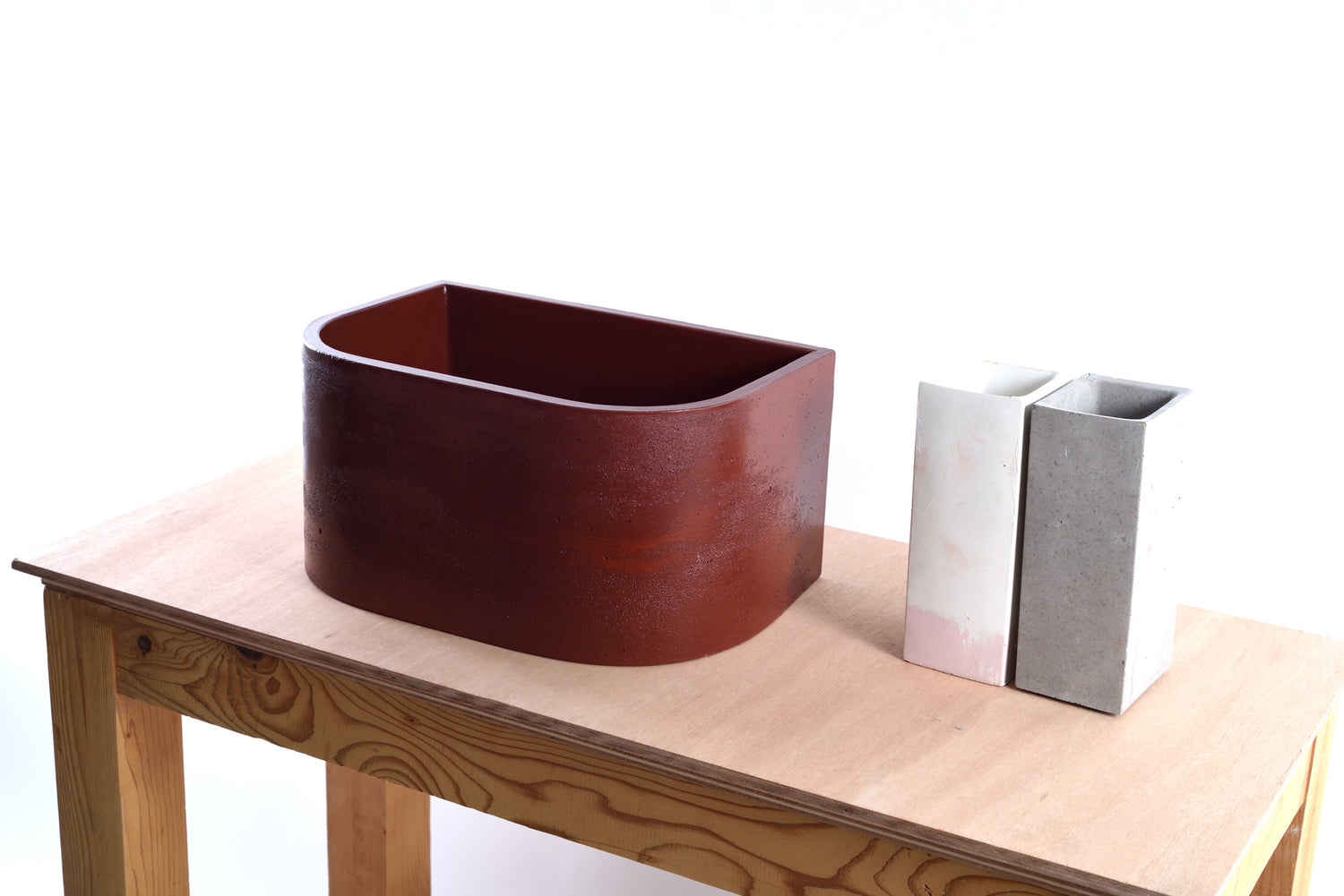 Arpa Sink – Semicircular Elegance in Bordeaux Red