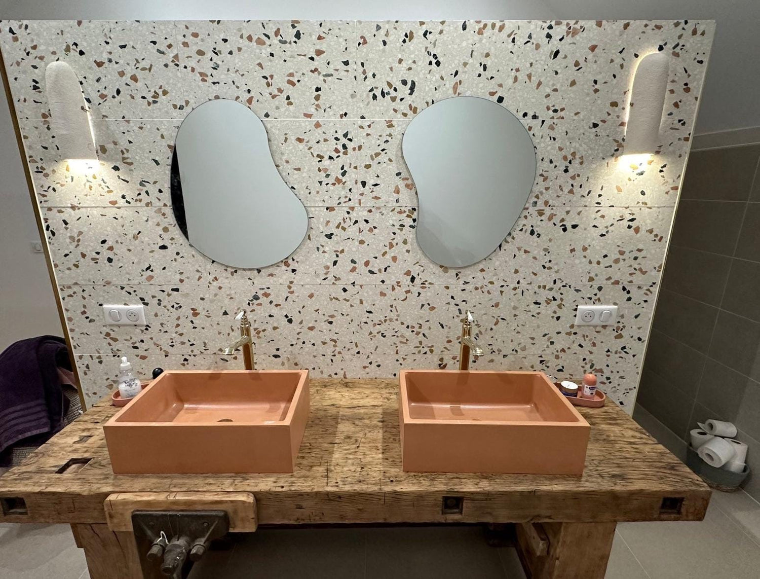 PLINT 40 :  Square Sink with Ergonomic Design for Splash Prevention