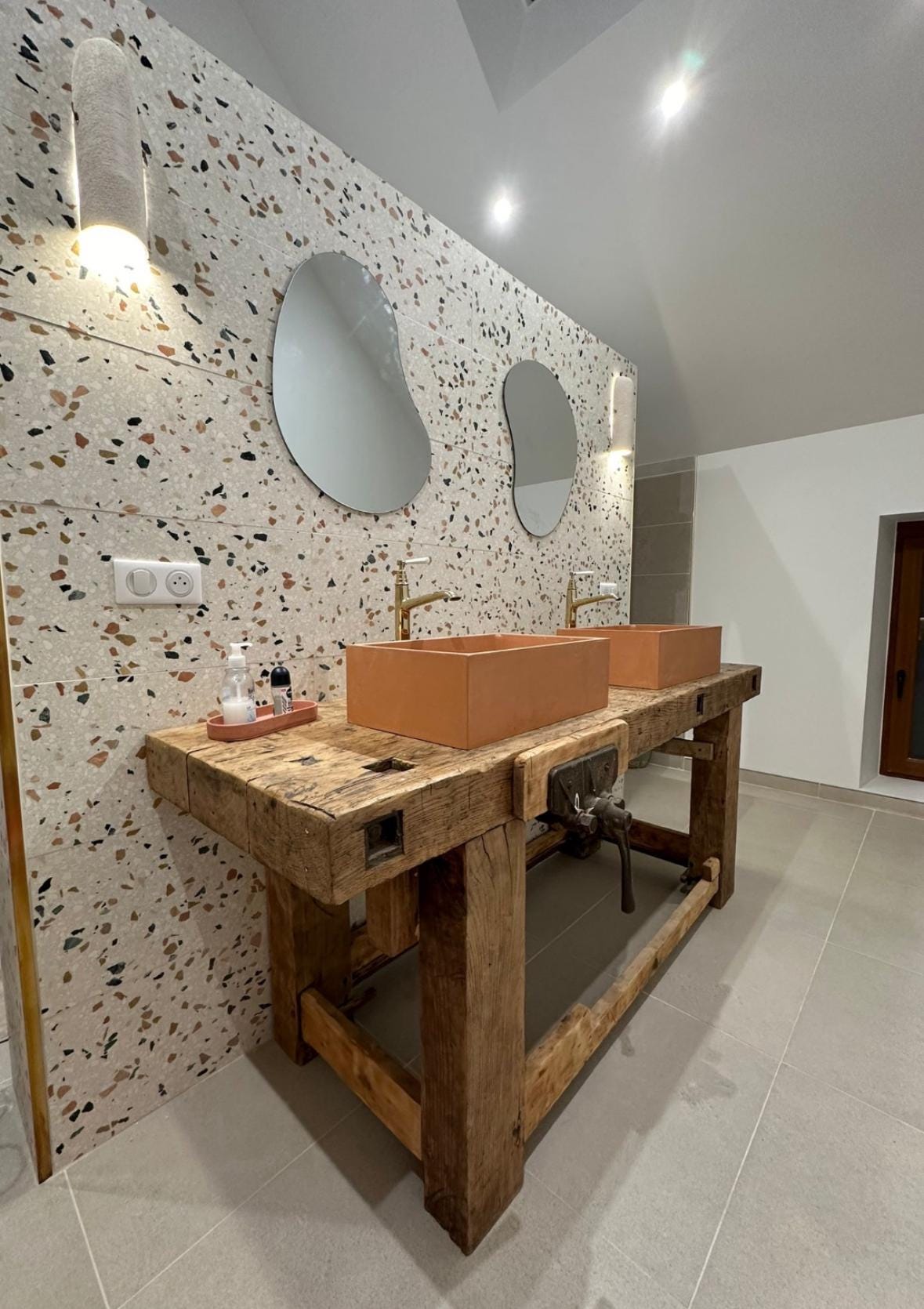 PLINT 40 :  Square Sink with Ergonomic Design for Splash Prevention