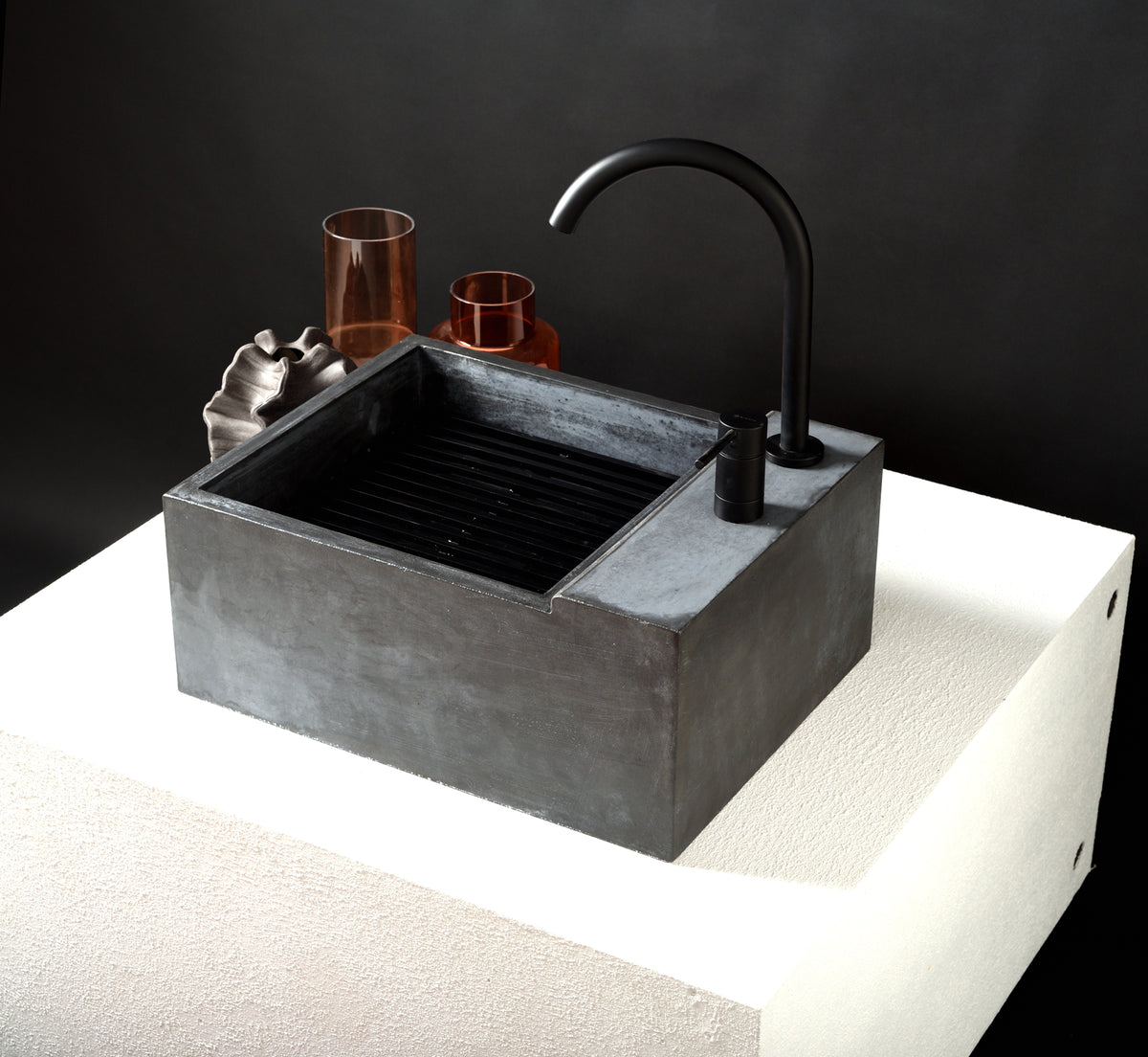 DORIAN SKIA Concrete Sink – Iron Grey Architectural Bathroom Basin with Black Stainless Steel Grid – Handmade Designer Washbasin - robertotiranti.shop