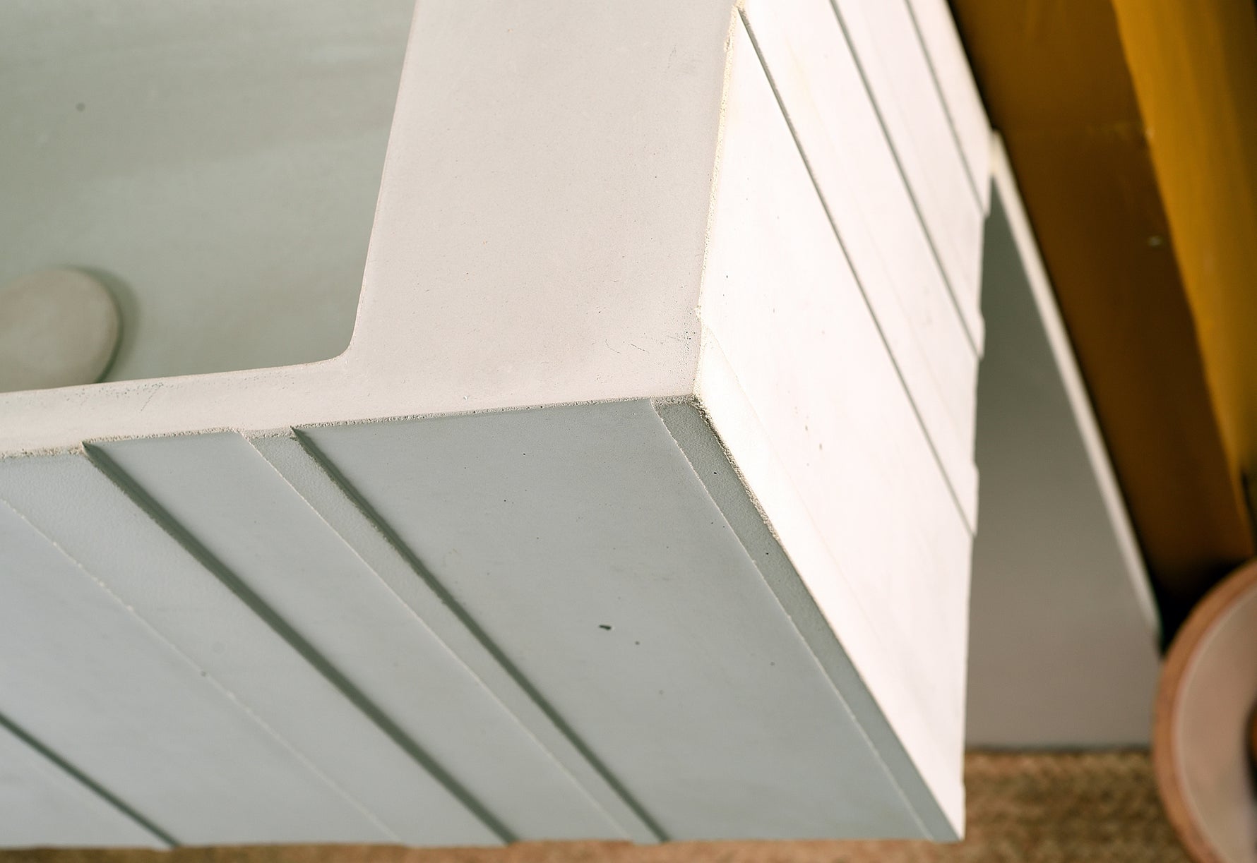 Handmade Off White Concrete Wall-Mounted Washbasin with Backsplash - Bespoke Collection - robertotiranti.shop
